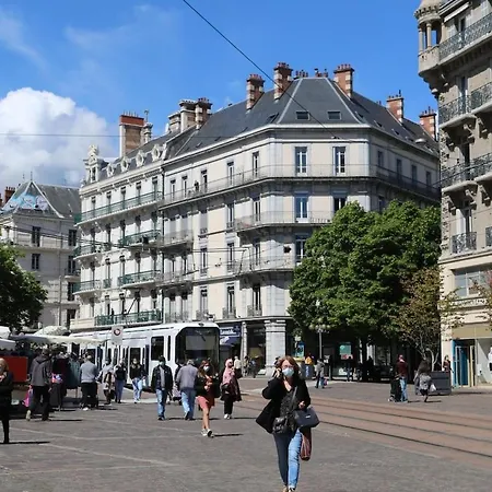 L'atlas De La Bastille Downtown Tram Station *